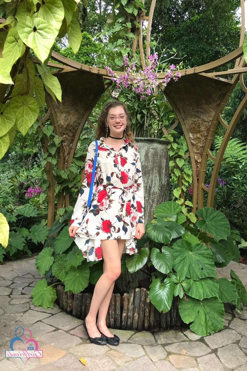 20P A gata russa Elena Koshka mostra sua boceta peluda em uma compilação de fotos de férias