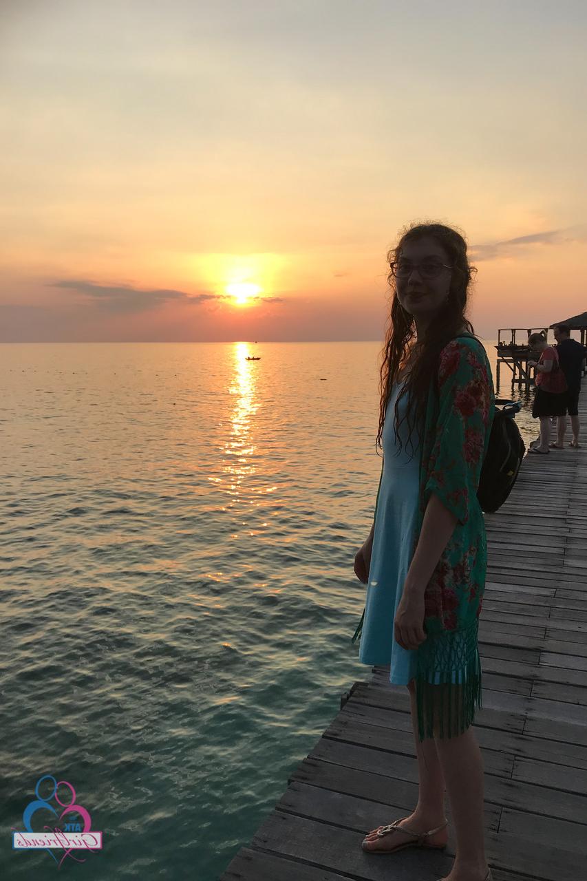 20P A gata russa Elena Koshka mostra sua boceta peluda em uma compilação de fotos de férias