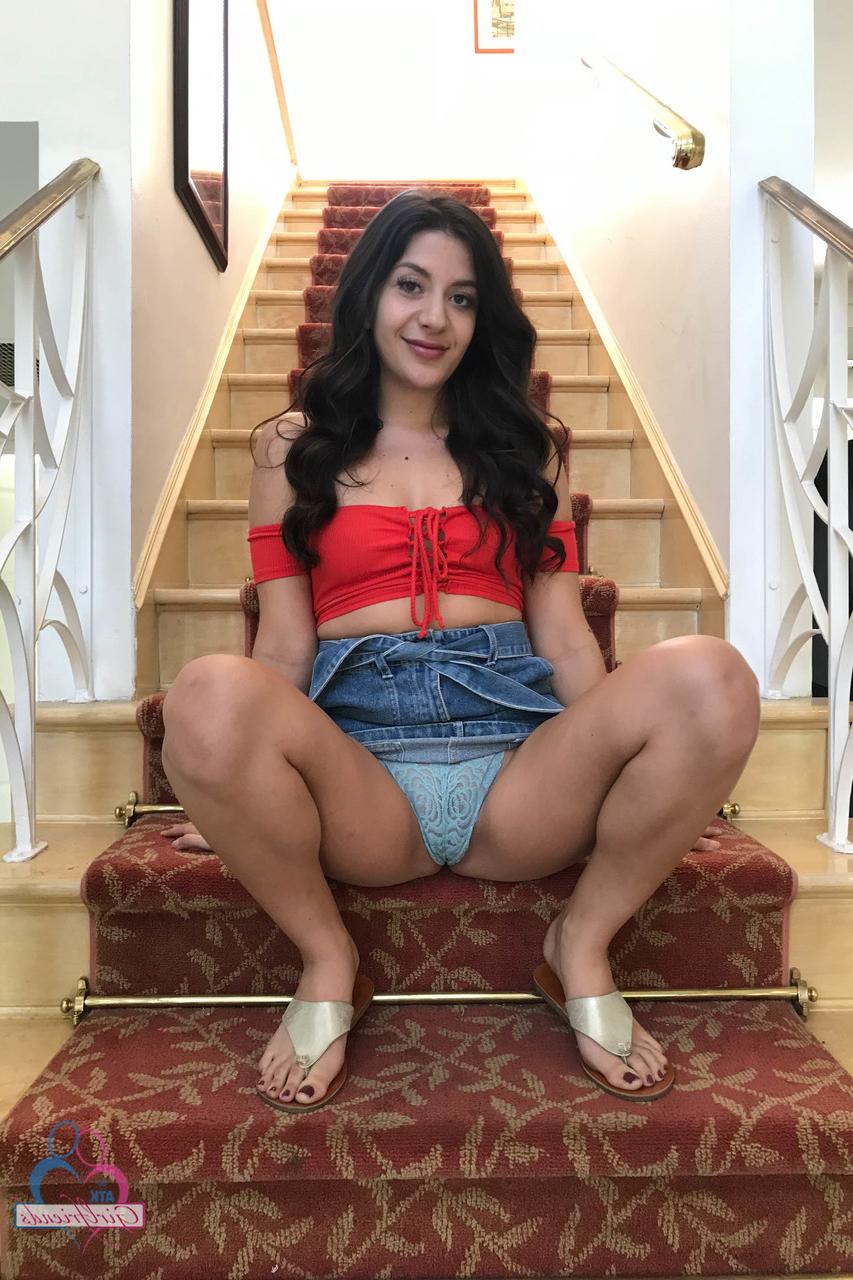 20P A linda adolescente Natalie Brooks mostra sua bunda grande e sua buceta aparada