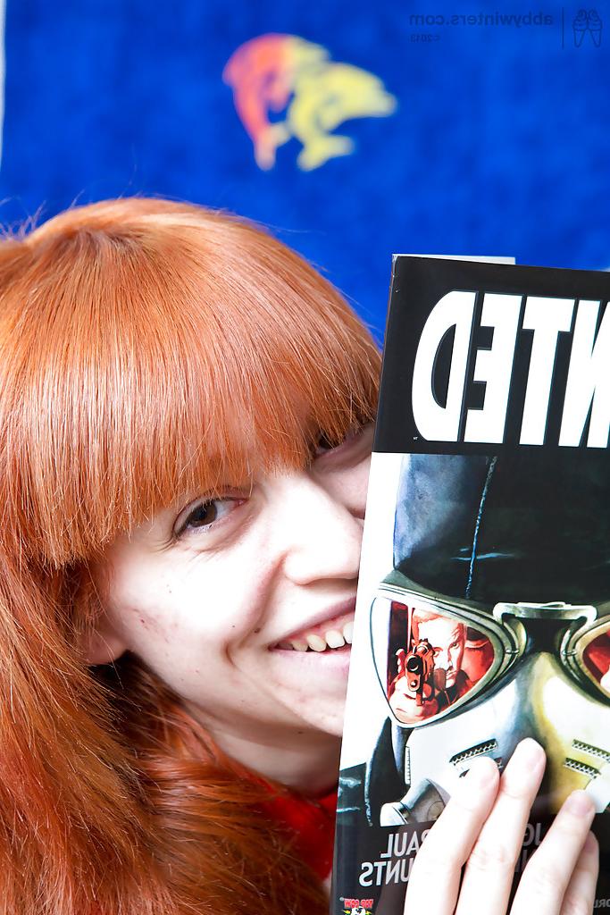 16P Das ganz natürliche Gamer-Girl Nora D spreizt ihre haarbedeckten Schamlippen