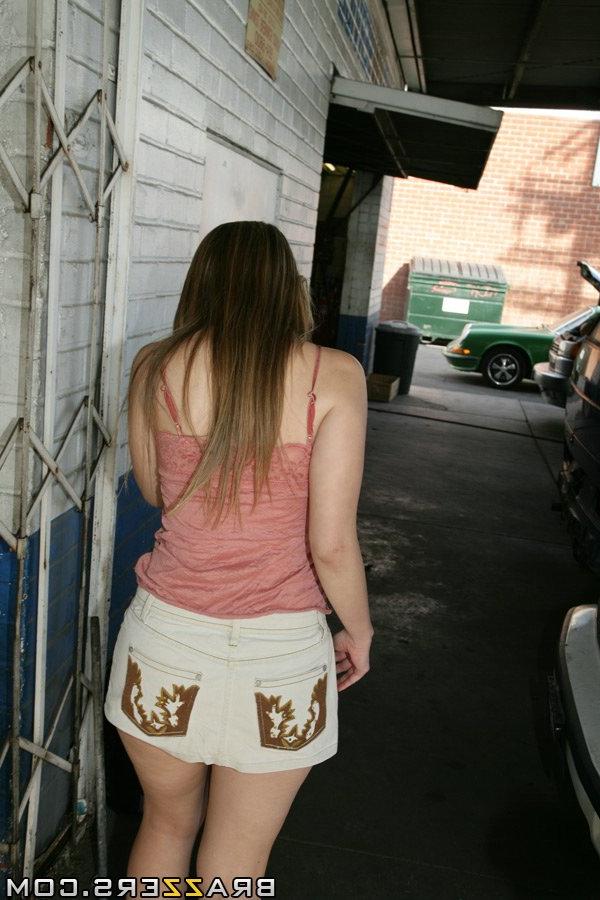 17P A garota russa Marina Maywood entra em uma garagem e se expõe a um homem