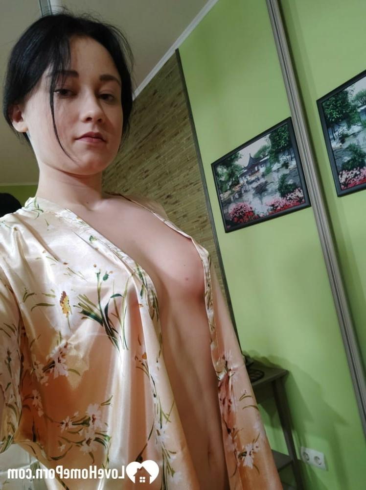 20P Adorable morena se desnuda hasta las medias y muestra sus curvas en el espejo