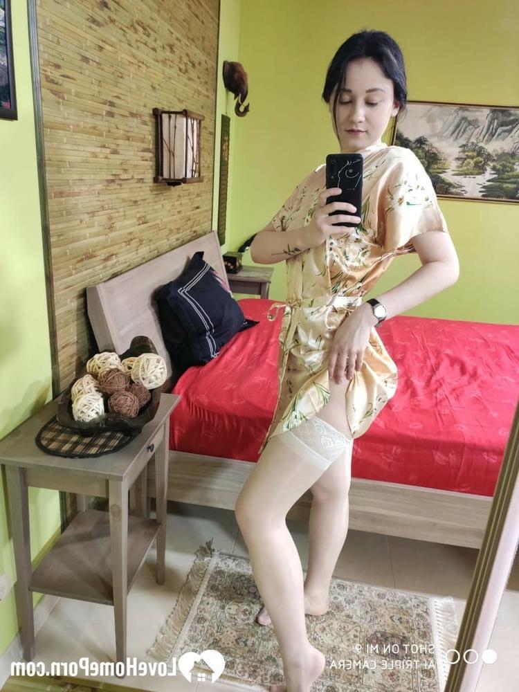 20P Adorable morena se desnuda hasta las medias y muestra sus curvas en el espejo