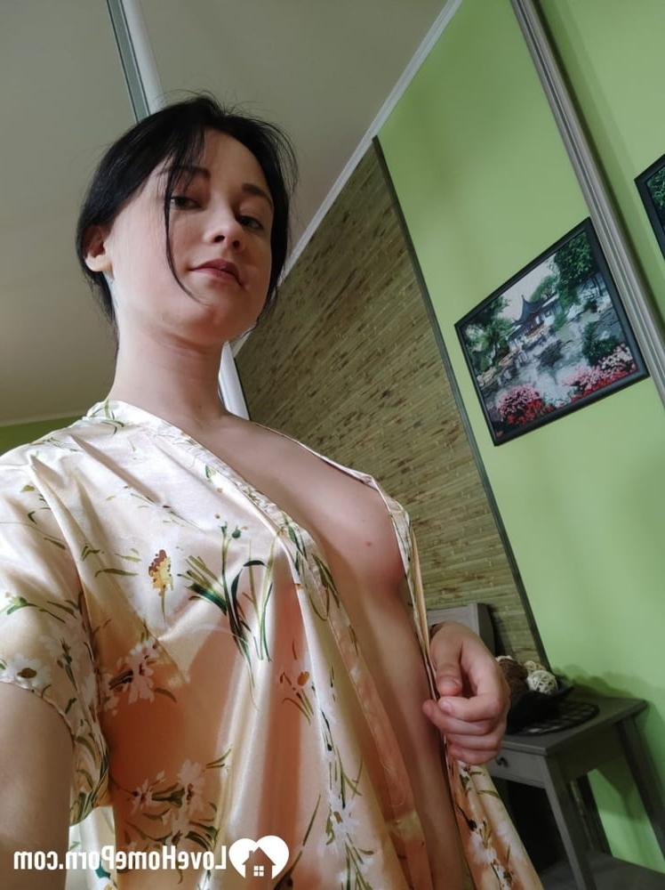 20P Adorable morena se desnuda hasta las medias y muestra sus curvas en el espejo