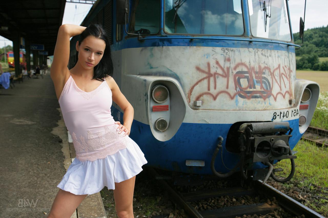 20P La douce jeune Gwen exhibe ses seins et son manchon chaud dans les lieux publics.