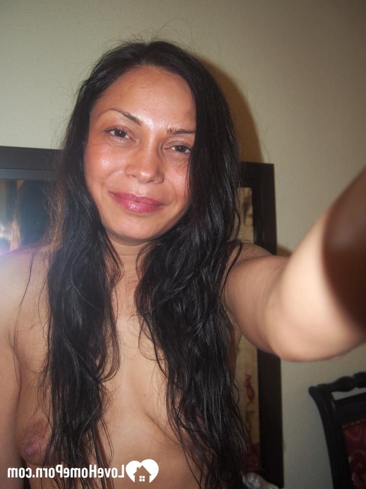 12P Morena amadora mostra seus peitos doces enquanto tira selfies nuas