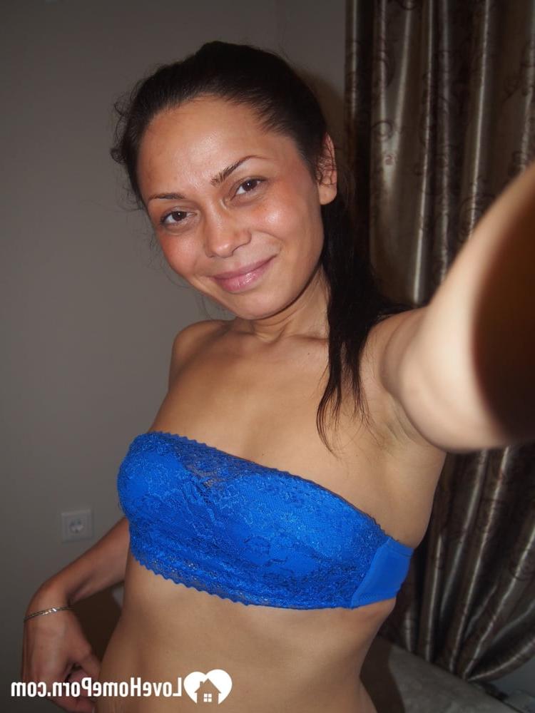 12P Morena amadora mostra seus peitos doces enquanto tira selfies nuas