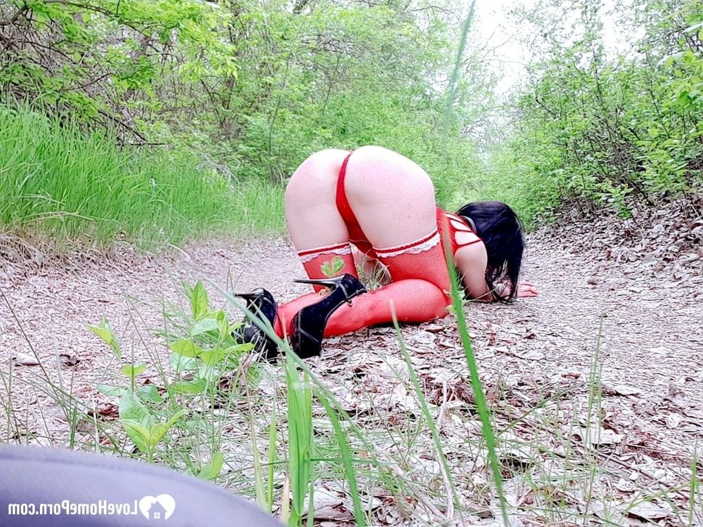 20P Dark-haired stunner poses in her lingerie & displays her big ass in nature
