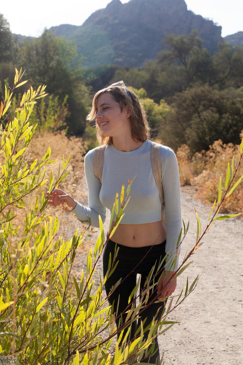 11P La douce jeune d'à côté April Grantham pose nue dans un parc naturel isolé.