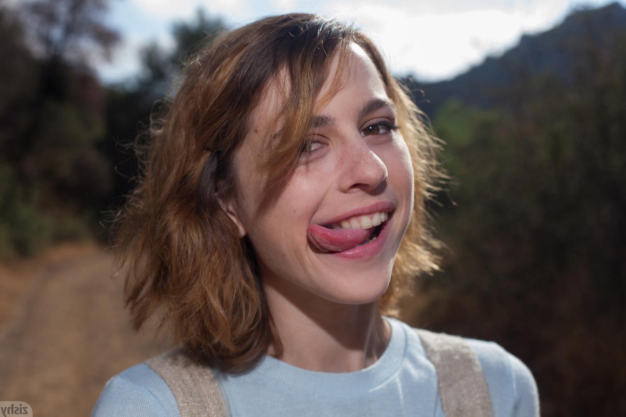11P La douce jeune d'à côté April Grantham pose nue dans un parc naturel isolé.