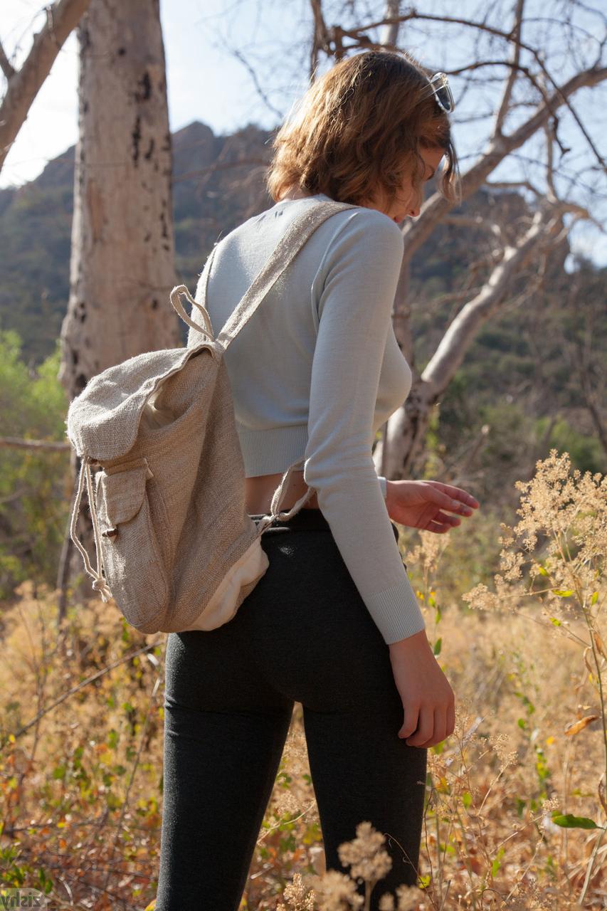 11P La douce jeune d'à côté April Grantham pose nue dans un parc naturel isolé.