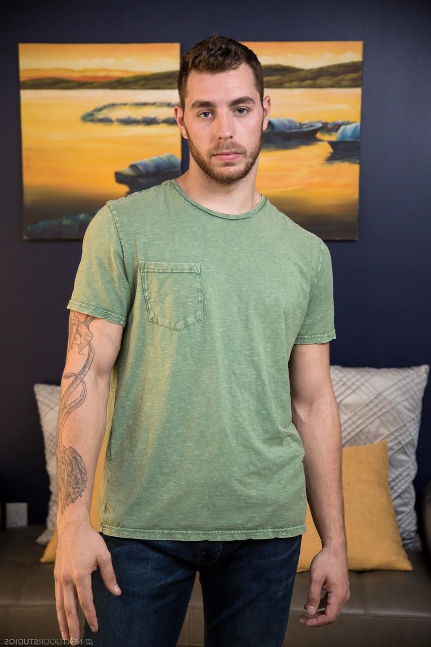 20P El sexy moreno gay tatuado Carter Woods se desnuda y posa desnudo