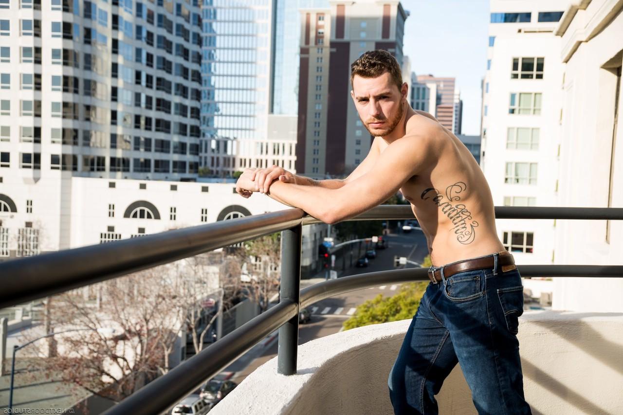 20P El sexy moreno gay tatuado Carter Woods se desnuda y posa desnudo