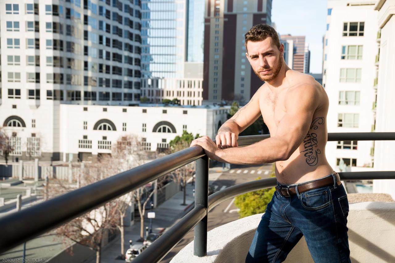 20P El sexy moreno gay tatuado Carter Woods se desnuda y posa desnudo
