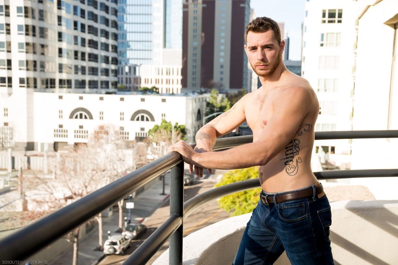 20P El sexy moreno gay tatuado Carter Woods se desnuda y posa desnudo