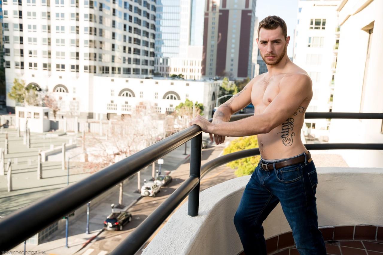 20P El sexy moreno gay tatuado Carter Woods se desnuda y posa desnudo