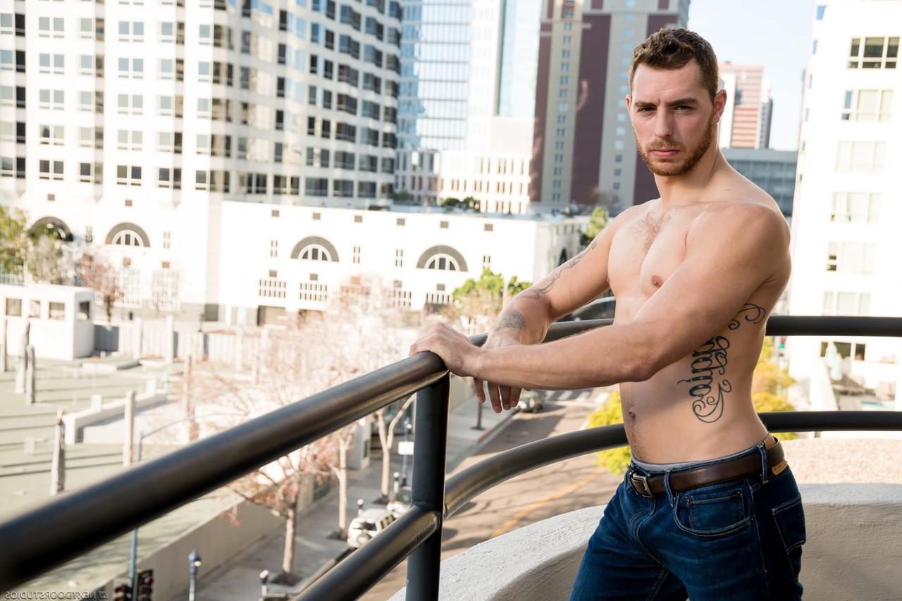 20P El sexy moreno gay tatuado Carter Woods se desnuda y posa desnudo