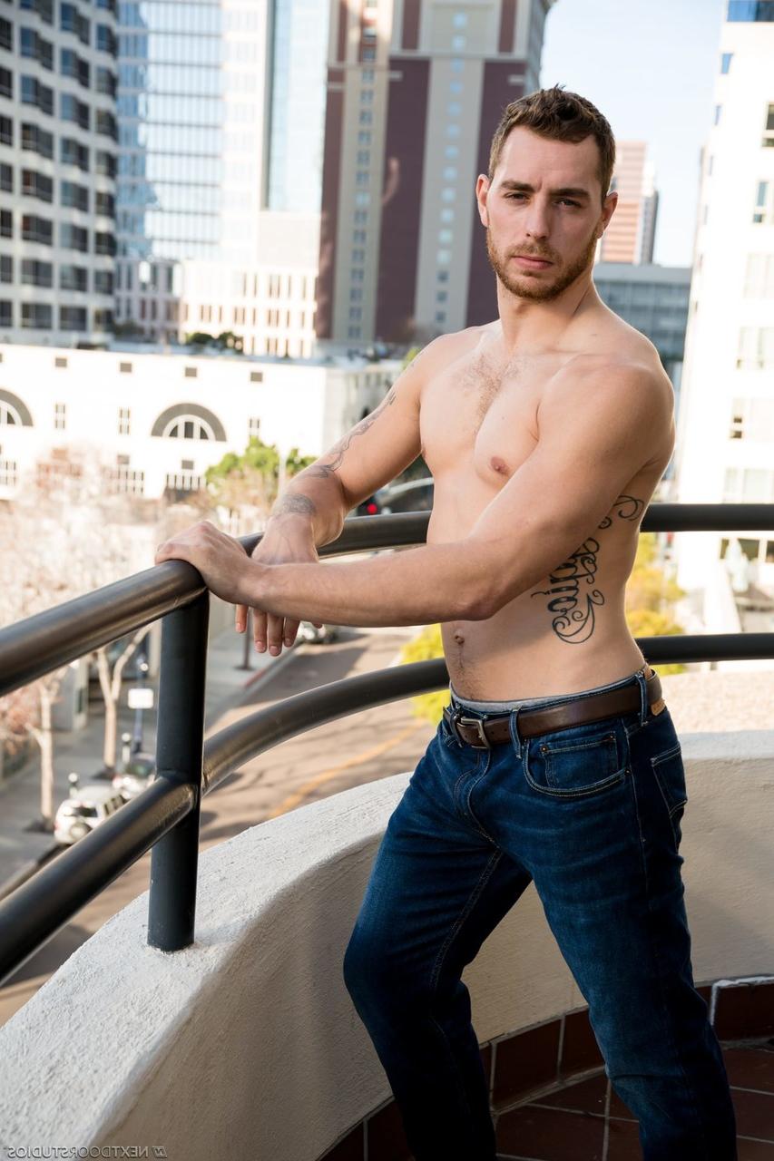 20P El sexy moreno gay tatuado Carter Woods se desnuda y posa desnudo