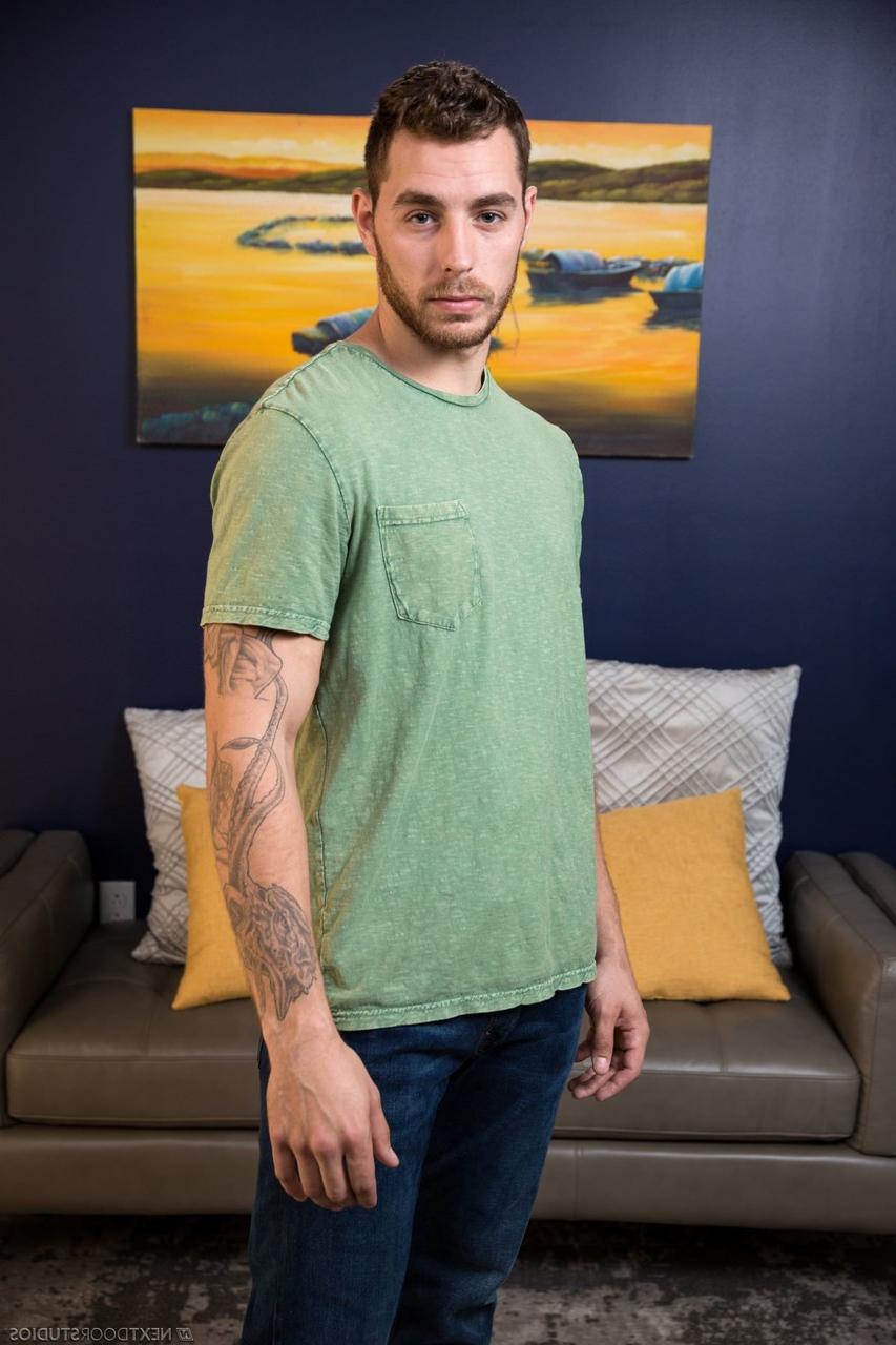 20P El sexy moreno gay tatuado Carter Woods se desnuda y posa desnudo