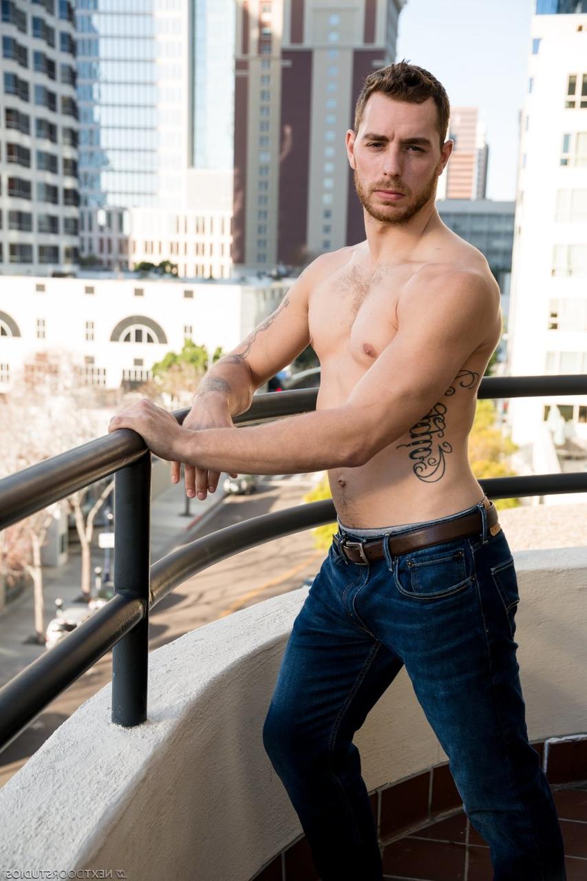 20P El sexy moreno gay tatuado Carter Woods se desnuda y posa desnudo