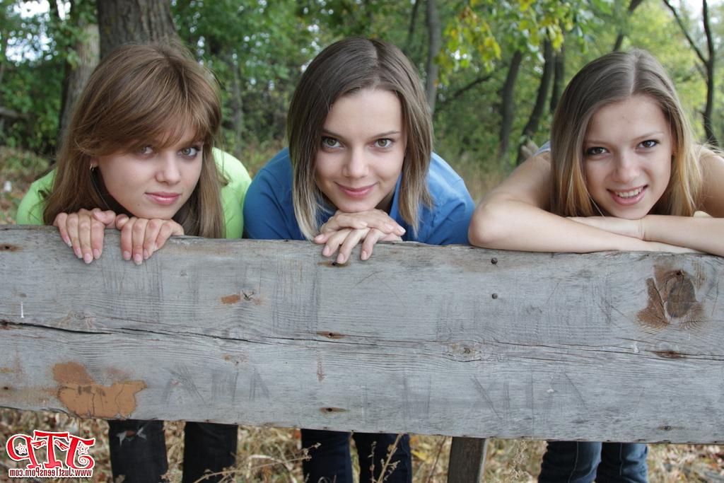 20P Trois jeunes filles se déshabillent sur un banc en bois à la campagne