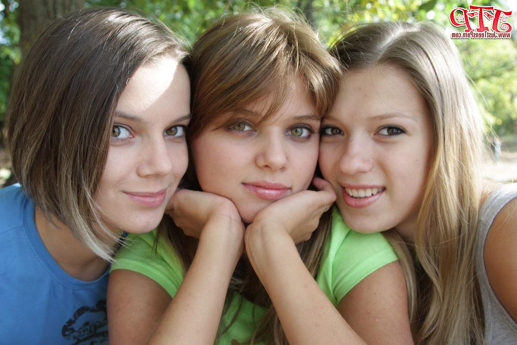 20P Trois jeunes filles se déshabillent sur un banc en bois à la campagne