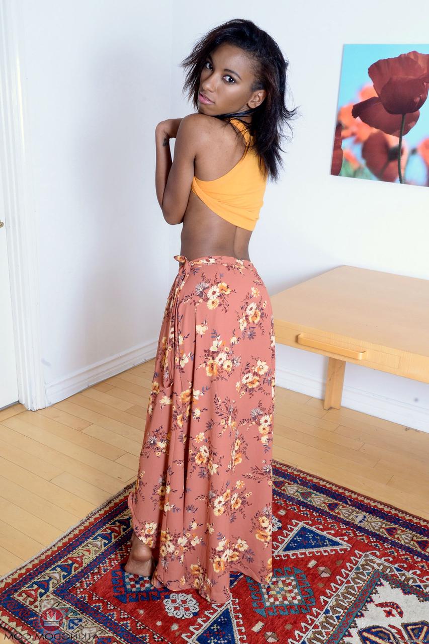 20P Sexy adolescente de ébano Raven Wylde revela seu corpo magro e buracos de chocolate