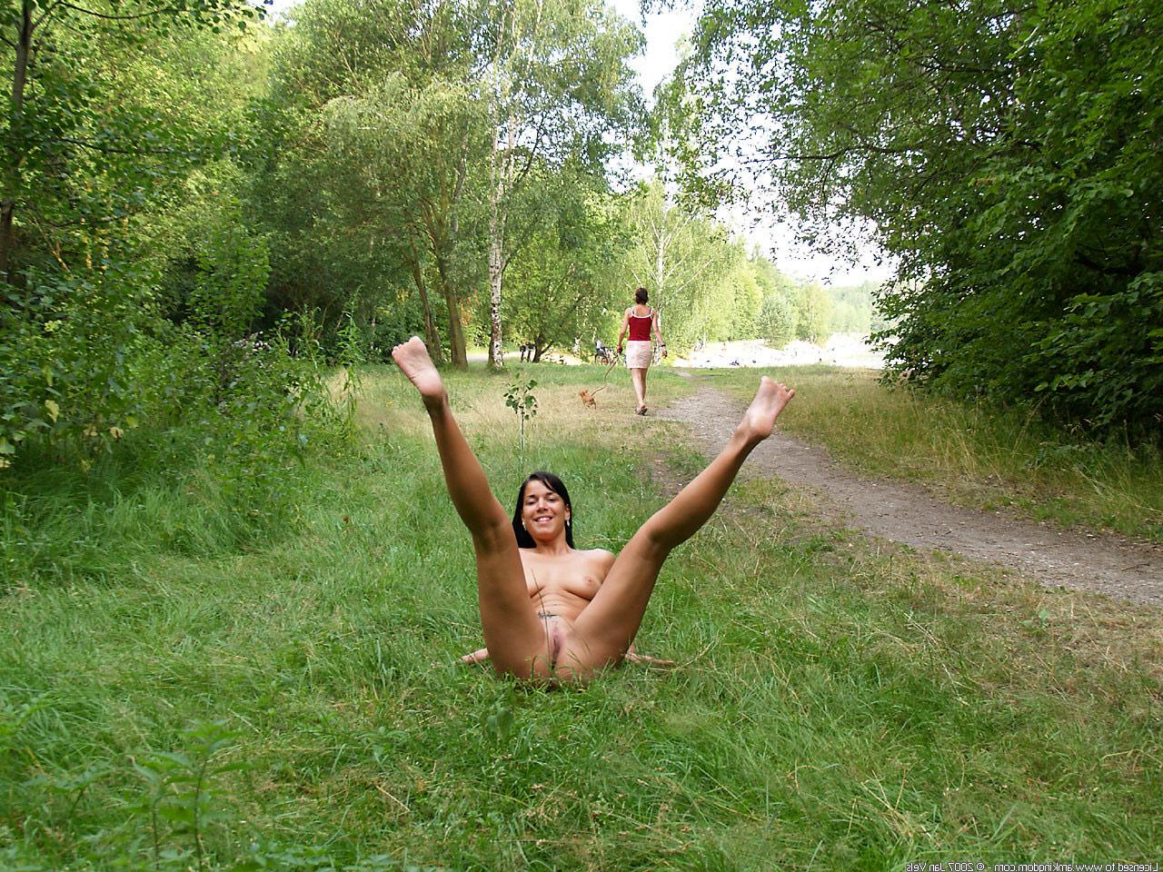 20P Beautiful brunette Mary strips and walks butt naked shamelessly in nature