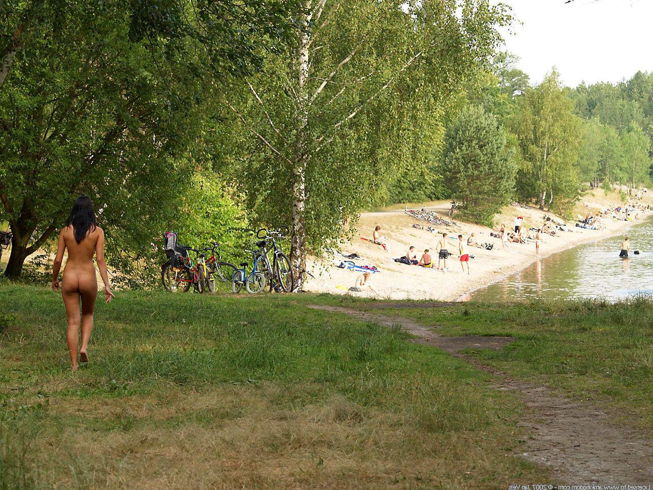 20P Beautiful brunette Mary strips and walks butt naked shamelessly in nature