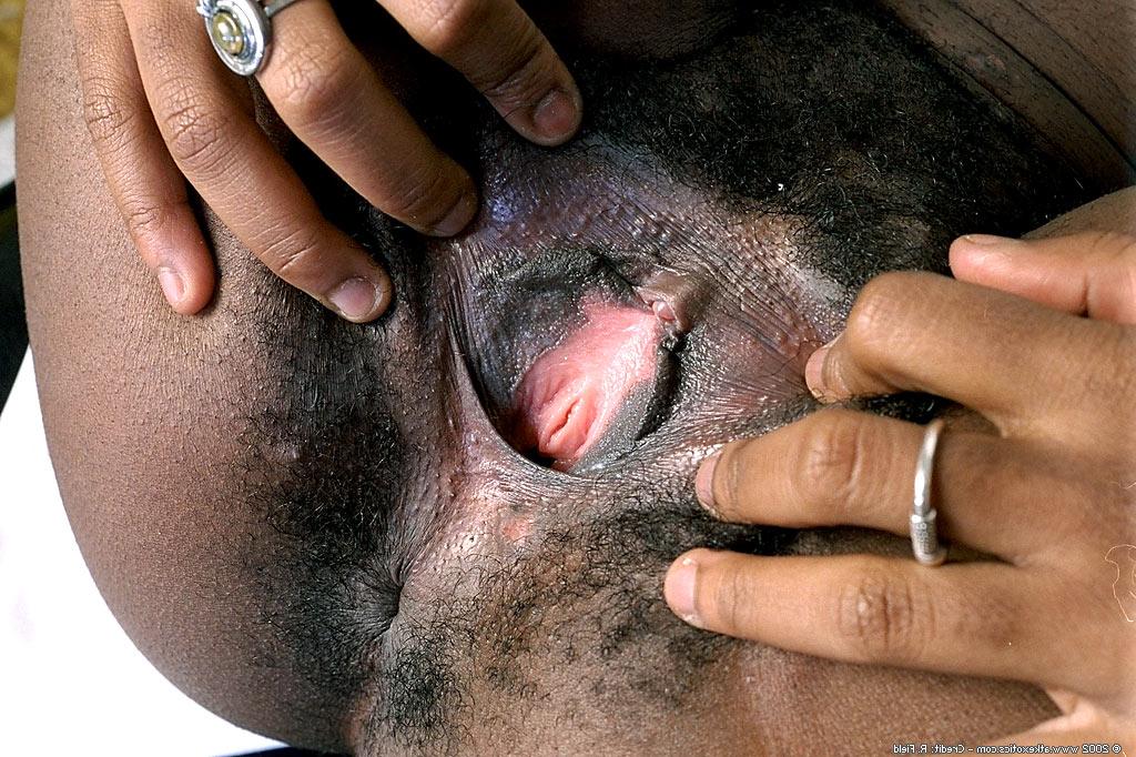 20P Jezebel, écolière noire et coquine, joue avec sa chatte poilue après un strip-tease sexy.