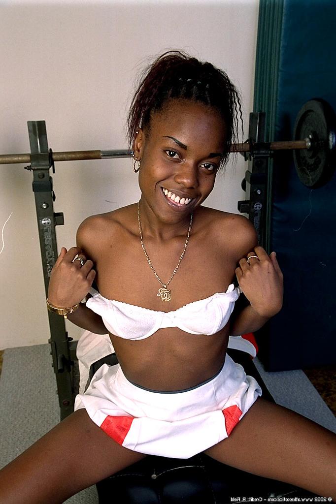 20P Jezebel, écolière noire et coquine, joue avec sa chatte poilue après un strip-tease sexy.