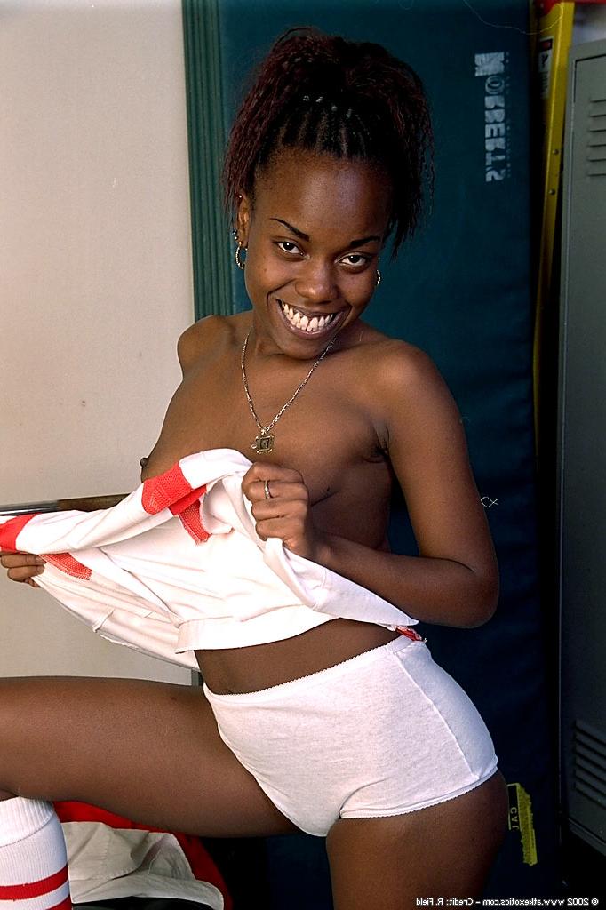 20P Jezebel, écolière noire et coquine, joue avec sa chatte poilue après un strip-tease sexy.