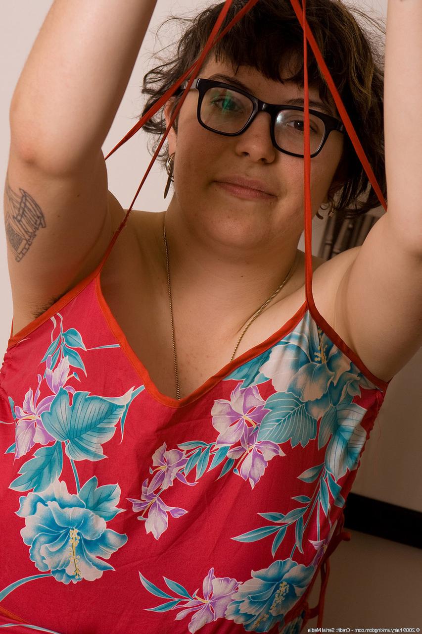 20P Hippie amadora Ester mostra seus grandes seios naturais e brinca com sua boceta peluda