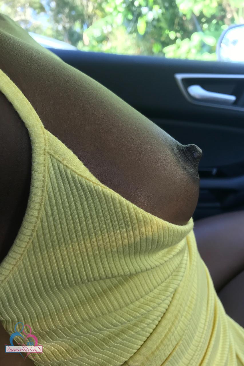 20P La jolie petite amie ébène Noémie Bilas se déshabille et pose dans sa compilation de vacances.