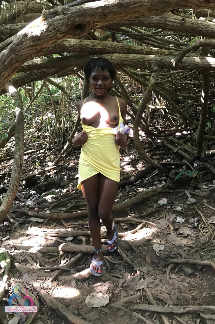20P La jolie petite amie ébène Noémie Bilas se déshabille et pose dans sa compilation de vacances.