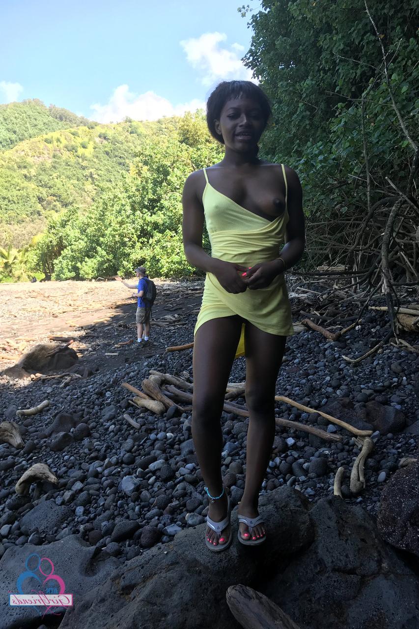 20P La jolie petite amie ébène Noémie Bilas se déshabille et pose dans sa compilation de vacances.