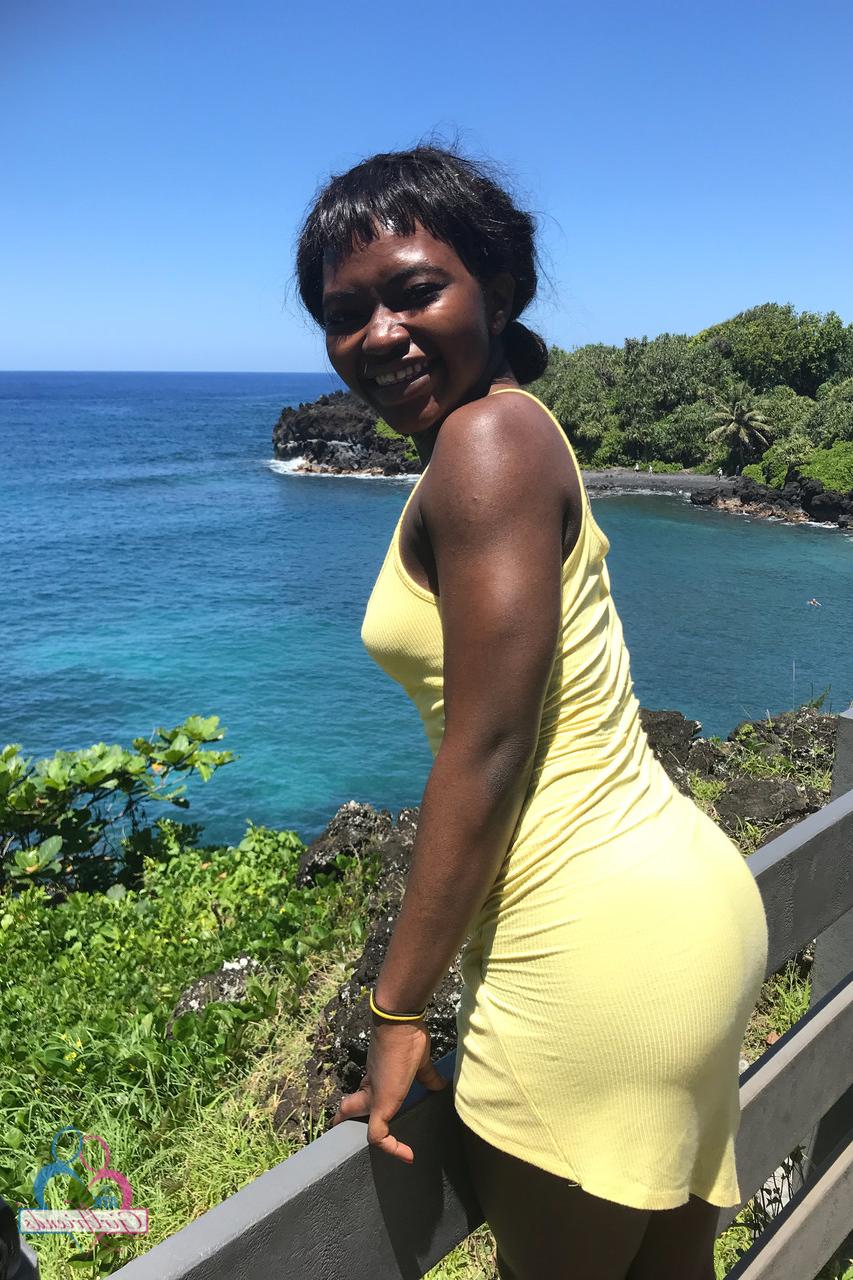 20P La jolie petite amie ébène Noémie Bilas se déshabille et pose dans sa compilation de vacances.