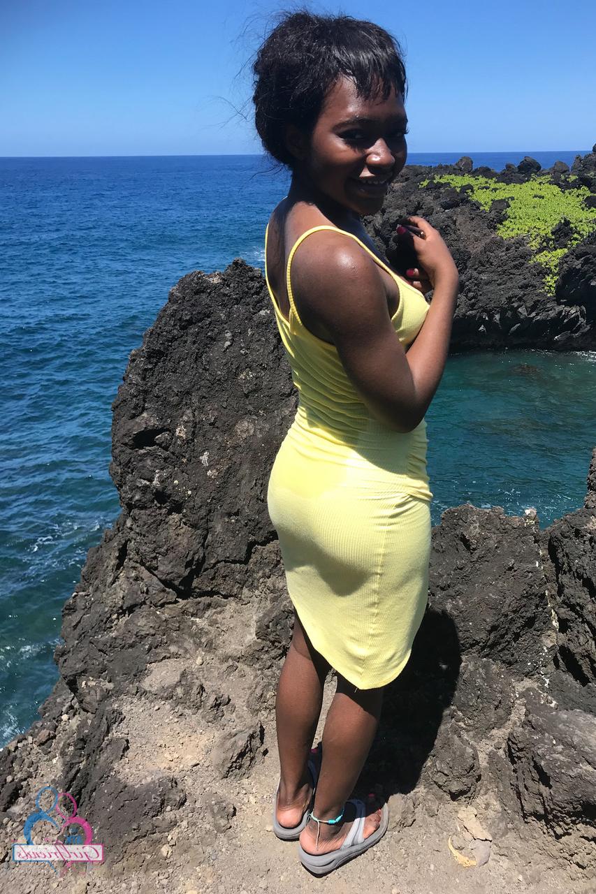 20P La jolie petite amie ébène Noémie Bilas se déshabille et pose dans sa compilation de vacances.