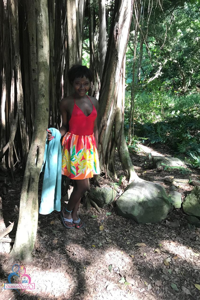 20P La jolie petite amie ébène Noémie Bilas se déshabille et pose dans sa compilation de vacances.