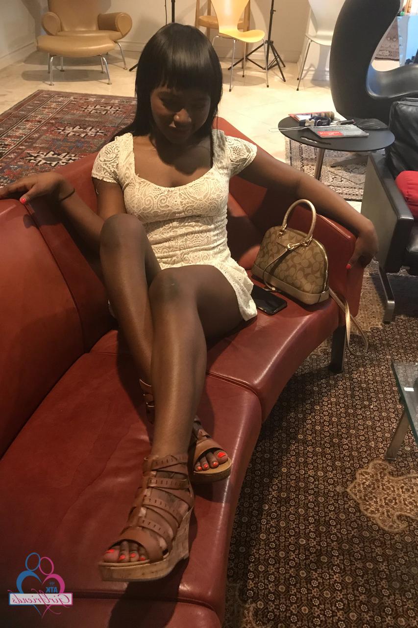 20P La jolie petite amie ébène Noémie Bilas se déshabille et pose dans sa compilation de vacances.