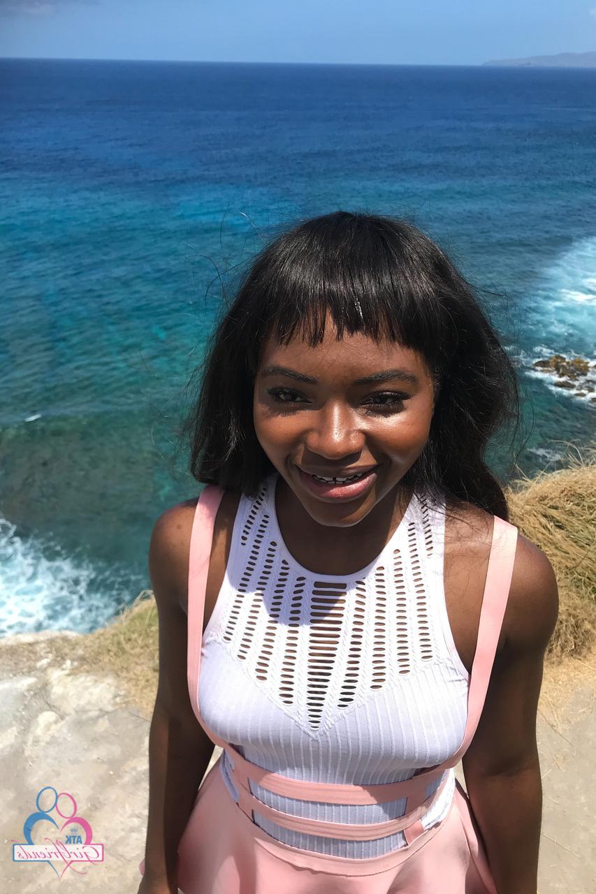 20P La jolie petite amie ébène Noémie Bilas se déshabille et pose dans sa compilation de vacances.