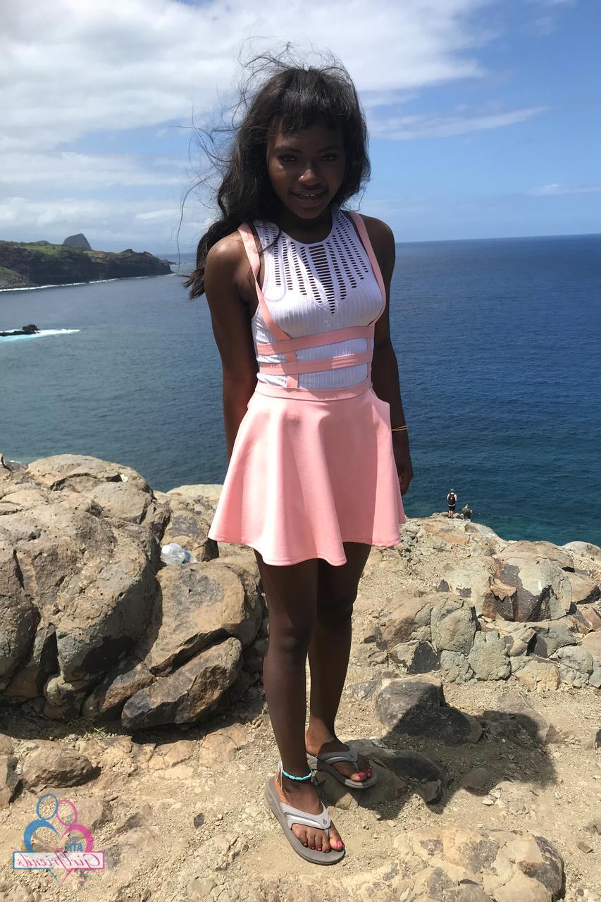 20P La jolie petite amie ébène Noémie Bilas se déshabille et pose dans sa compilation de vacances.
