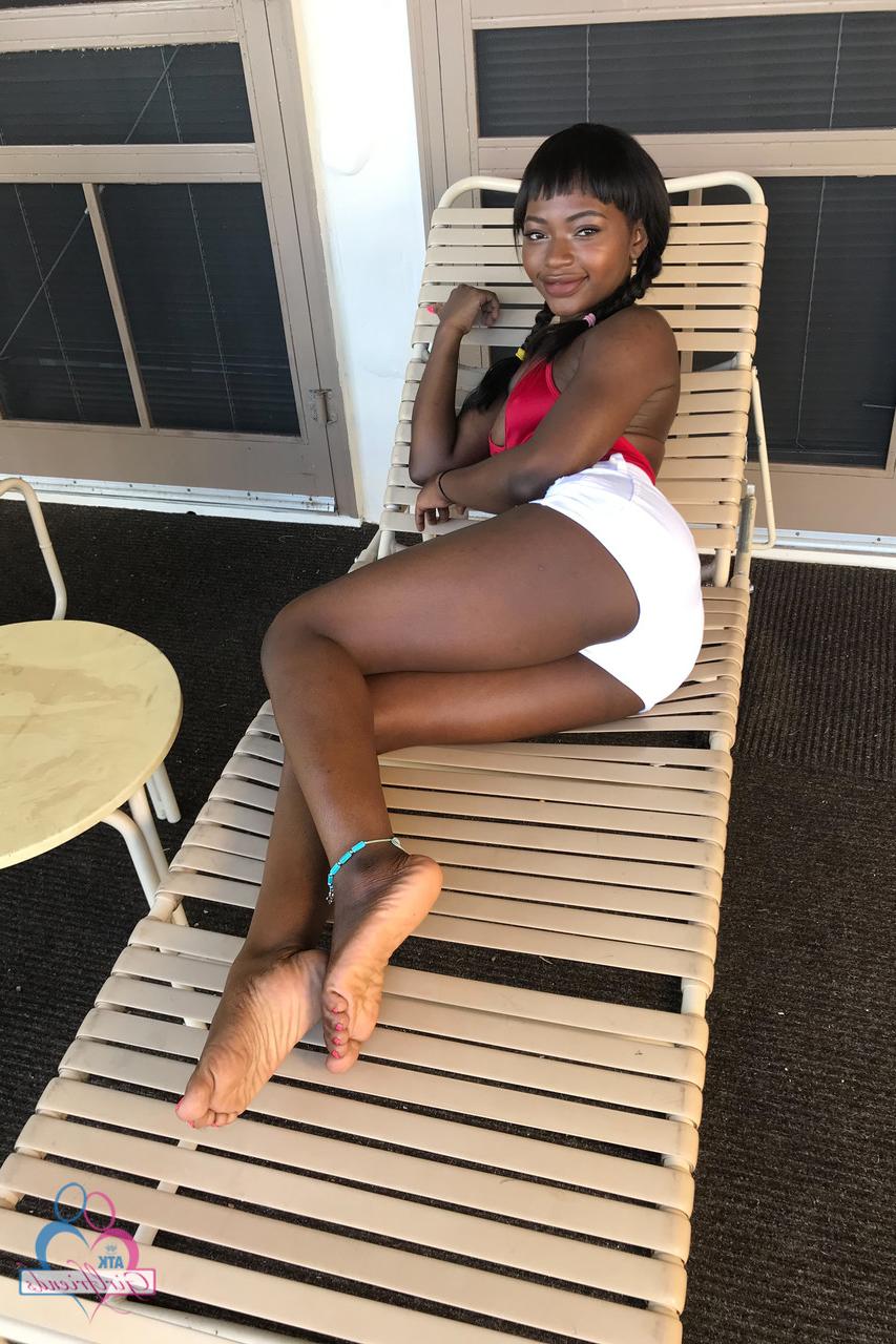 20P La jolie petite amie ébène Noémie Bilas se déshabille et pose dans sa compilation de vacances.