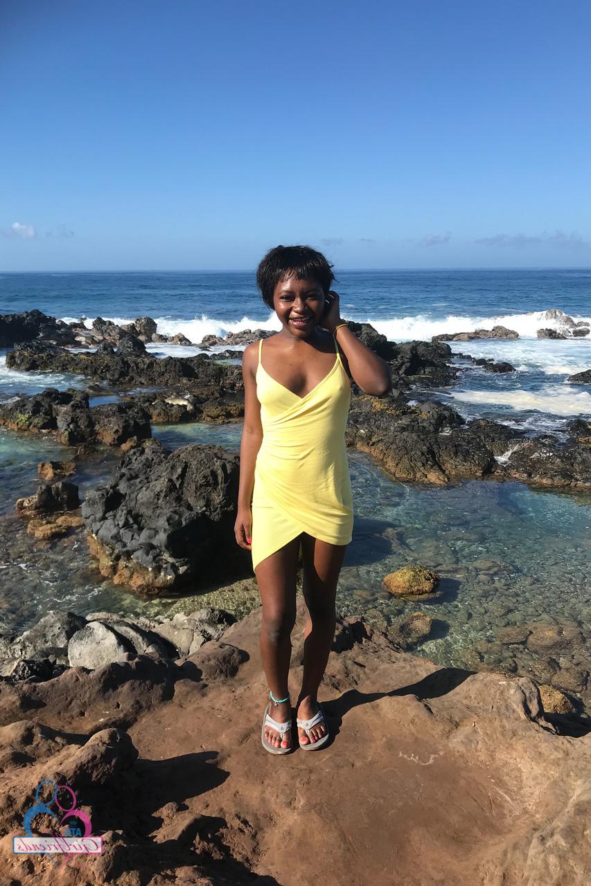 20P La jolie petite amie ébène Noémie Bilas se déshabille et pose dans sa compilation de vacances.