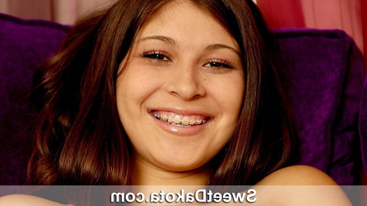 20P Doce adolescente com um sorriso fácil Dakota se despe antes de tocar sua buceta