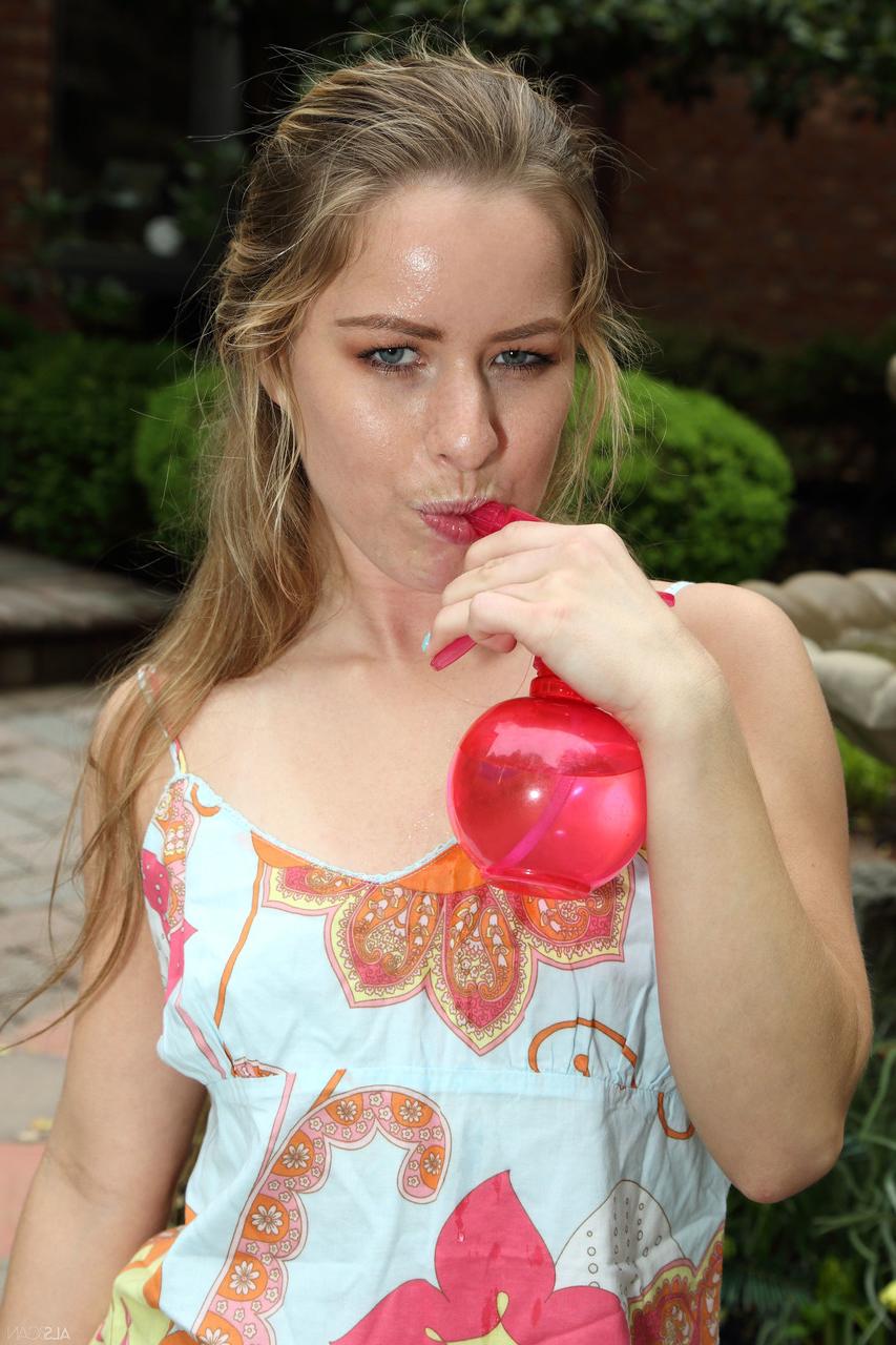 20P Das sexy Babe Lilly Ford genießt ein Outdoor-Doppelpenetrationssolo mit ihren Dildos