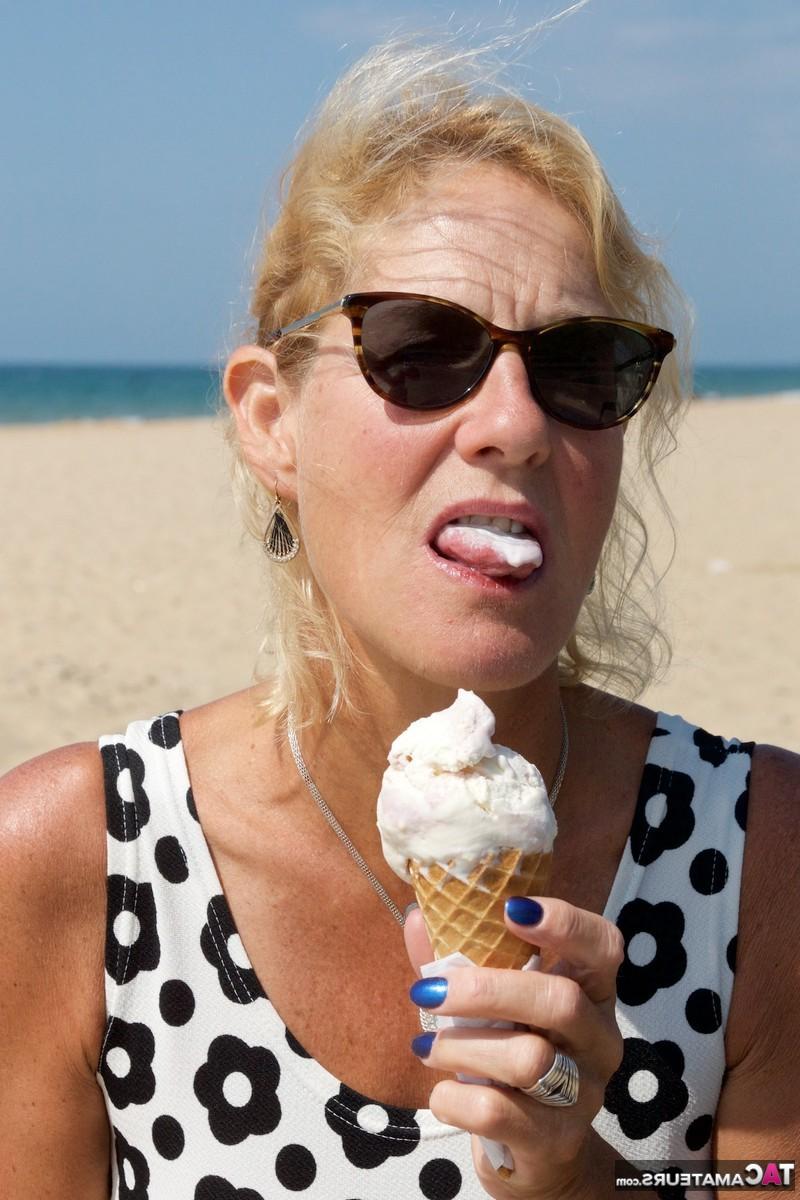 16P Mulher loira Molly MILF mostra seus peitos e boceta enquanto está em uma praia pública