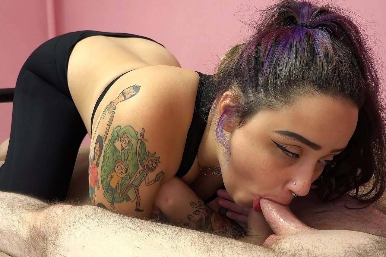 20P A gata tatuada Indigo Dances dá a um homem com um pau pequeno um boquete gostoso em POV