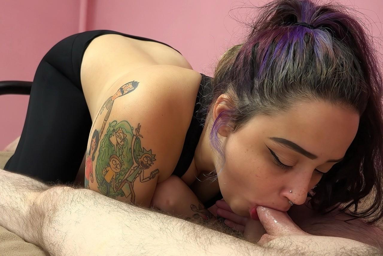20P A gata tatuada Indigo Dances dá a um homem com um pau pequeno um boquete gostoso em POV