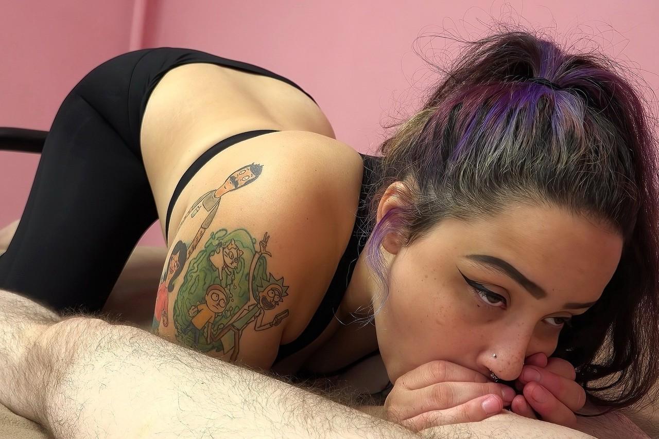 20P A gata tatuada Indigo Dances dá a um homem com um pau pequeno um boquete gostoso em POV